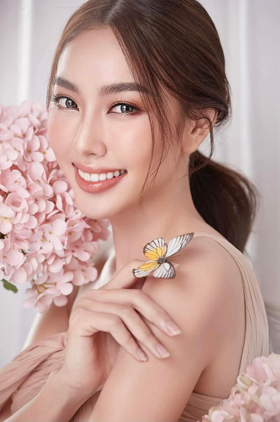 Đương kim Hoa hậu Hòa bình Quốc tế cũng chia sẻ, chỉ còn vài ngày nữa là kết thúc nhiệm kỳ, hiện người đẹp đã chuẩn bị bài phát biểu cho thời khắc chuyển giao sắp tới.