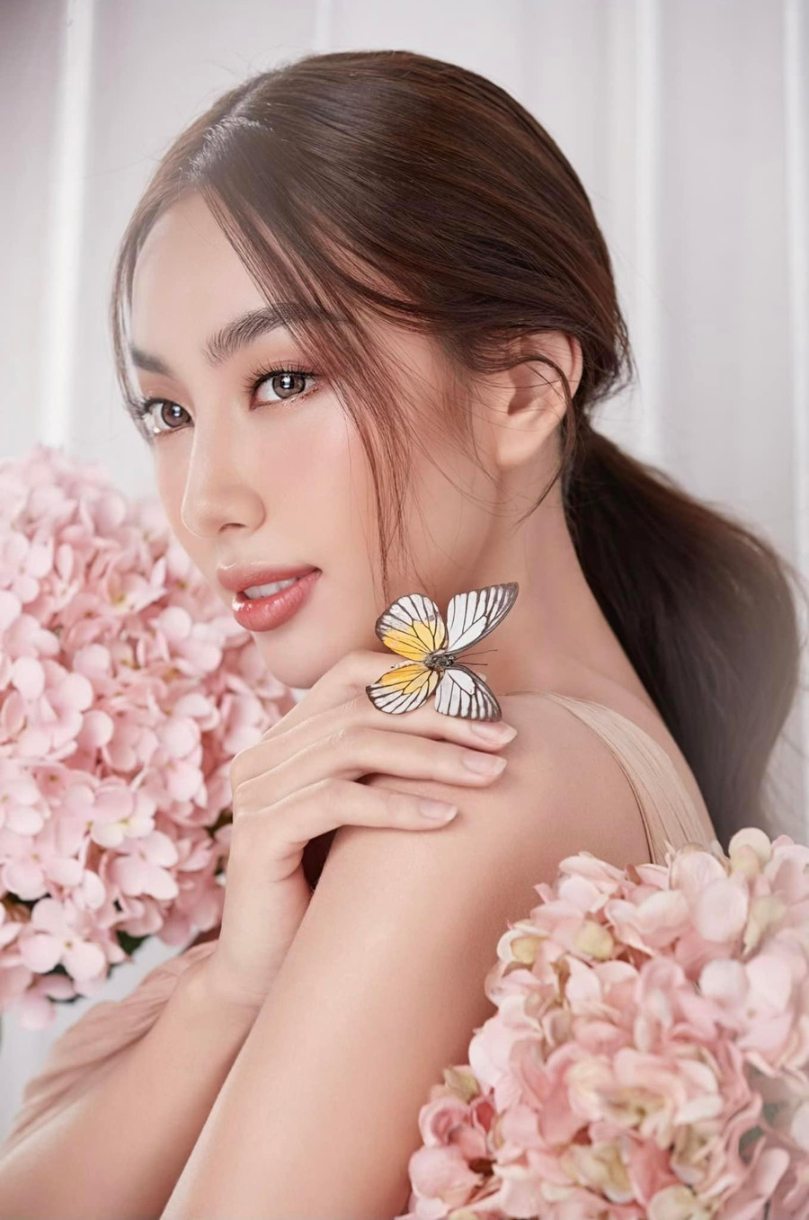 Nguyễn Thúc Thùy Tiên sở hữu chiều cao 1m70 cùng số đo ba vòng gợi cảm lần lượt là 83 - 62 - 92 cm.