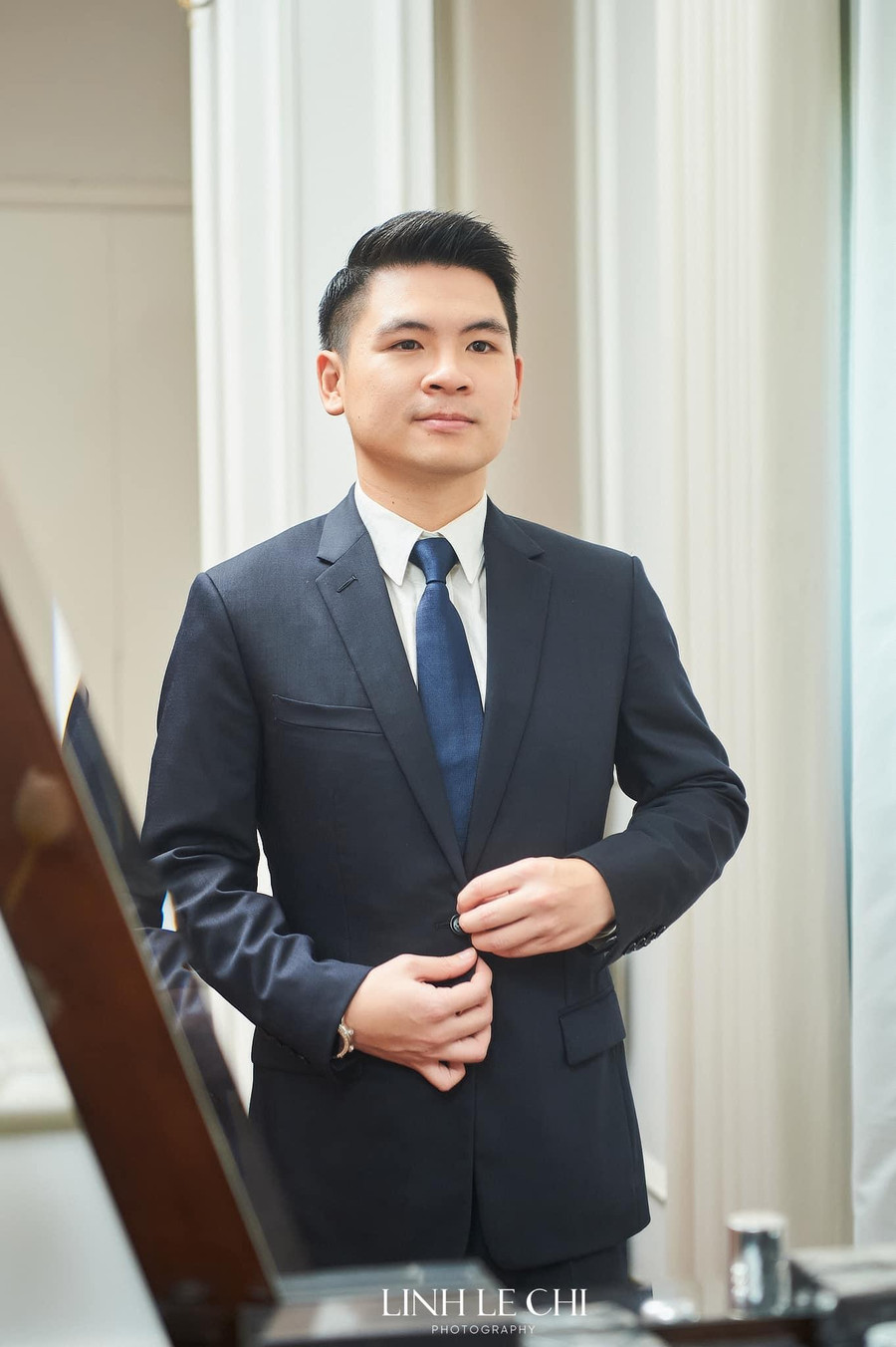 Chú rể Đỗ Vinh Quang - con trai út nhà bầu Hiển xuất hiện bảnh bao.