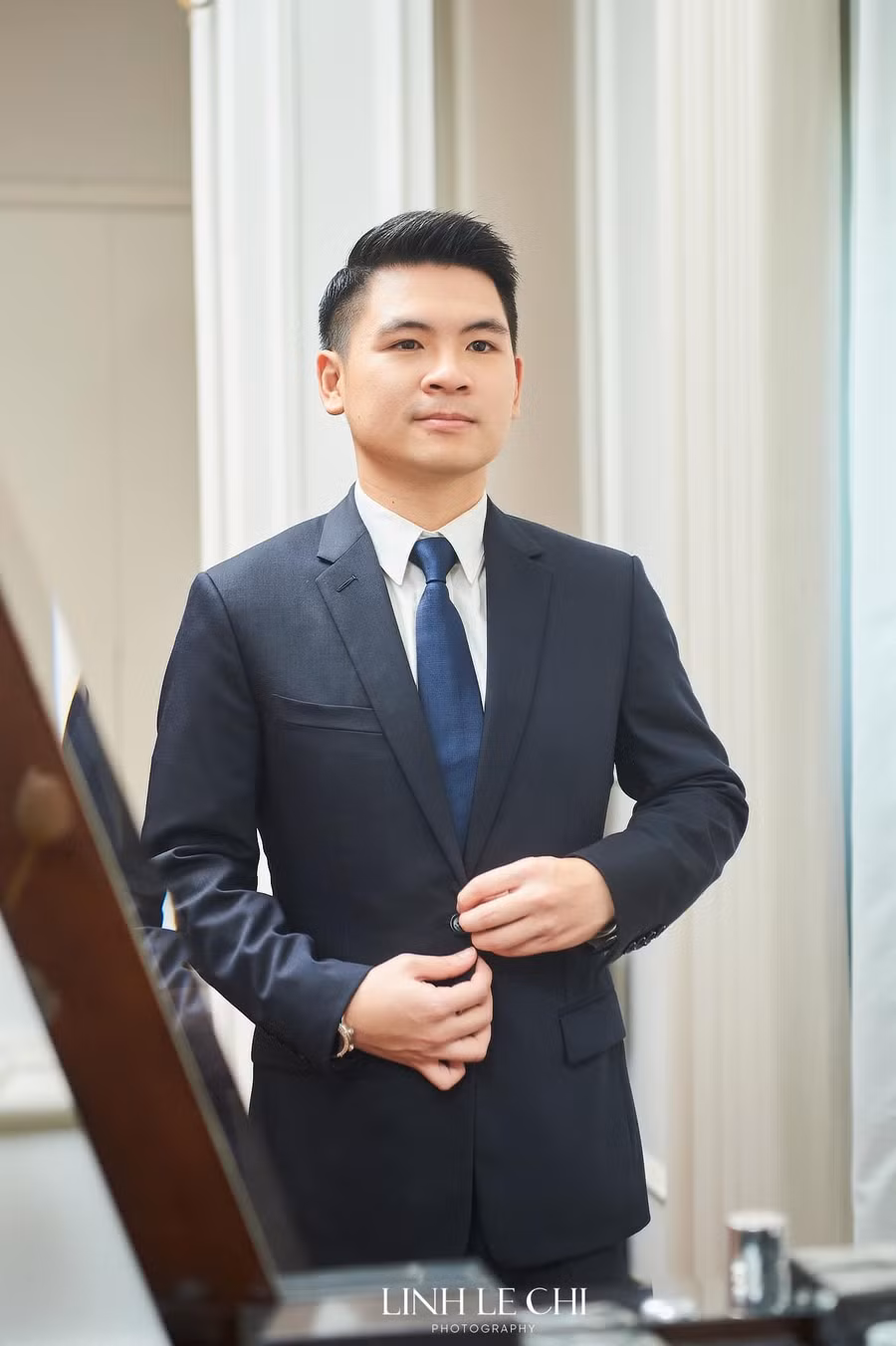 Chú rể Đỗ Vinh Quang - con trai út nhà bầu Hiển xuất hiện bảnh bao.