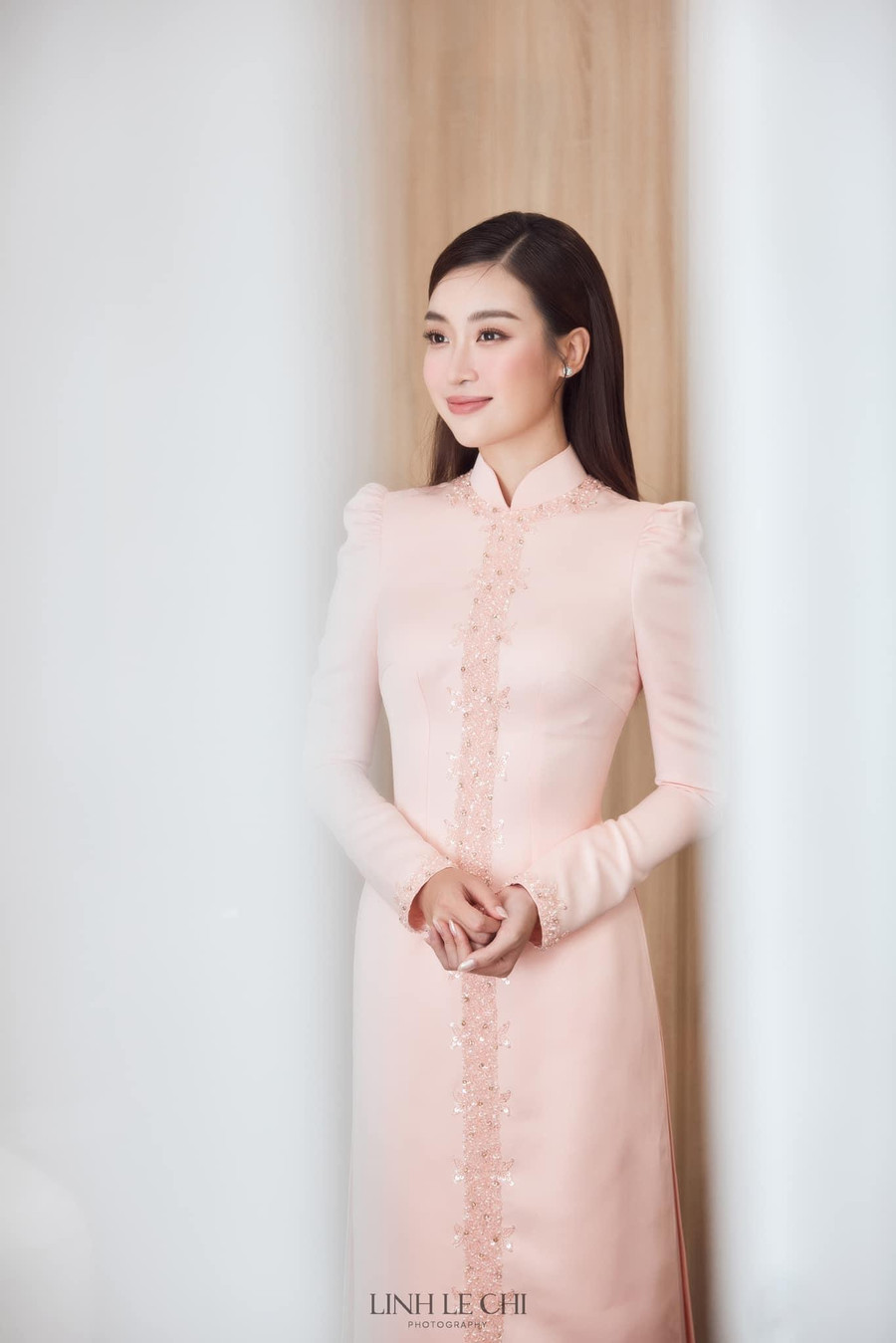 Hoa hậu Đỗ Mỹ Linh đẹp nền nã trong tà áo dài truyền thống màu hồng.