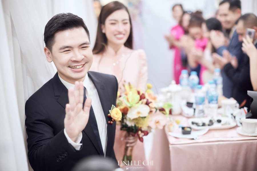 Hoa hậu Đỗ Mỹ Linh cùng ông xã liên tục nở nụ cười rạng rỡ, khuôn mặt ngập tràn hạnh phúc.