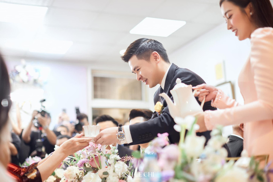 Cặp đôi thực hiện các nghi lễ truyền thống: Mời trà, lễ gia tiên…, nhận lời chúc phúc từ họ hàng, bạn bè.