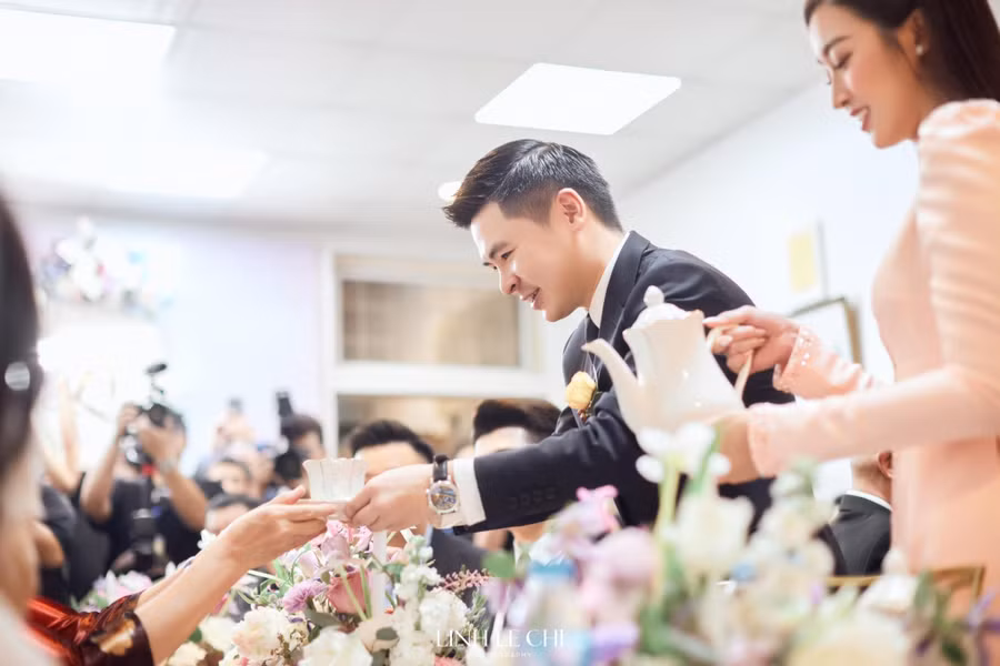 Cặp đôi thực hiện các nghi lễ truyền thống: Mời trà, lễ gia tiên…, nhận lời chúc phúc từ họ hàng, bạn bè.