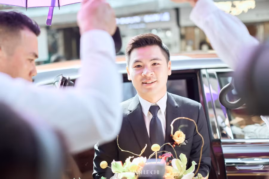 Chú rể Đỗ Vinh Quang trong bộ vest lịch lãm, phong độ, cầm hoa đến đón dâu, đúng chuẩn soái ca, doanh nhân thành đạt khiến nhiều người phải trầm trồ.