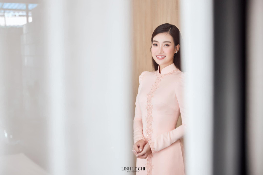 Sau lễ rước dâu, tiệc cưới của Đỗ Mỹ Linh và bạn trai tổ chức ở Hà Nội vào chiều cùng ngày.