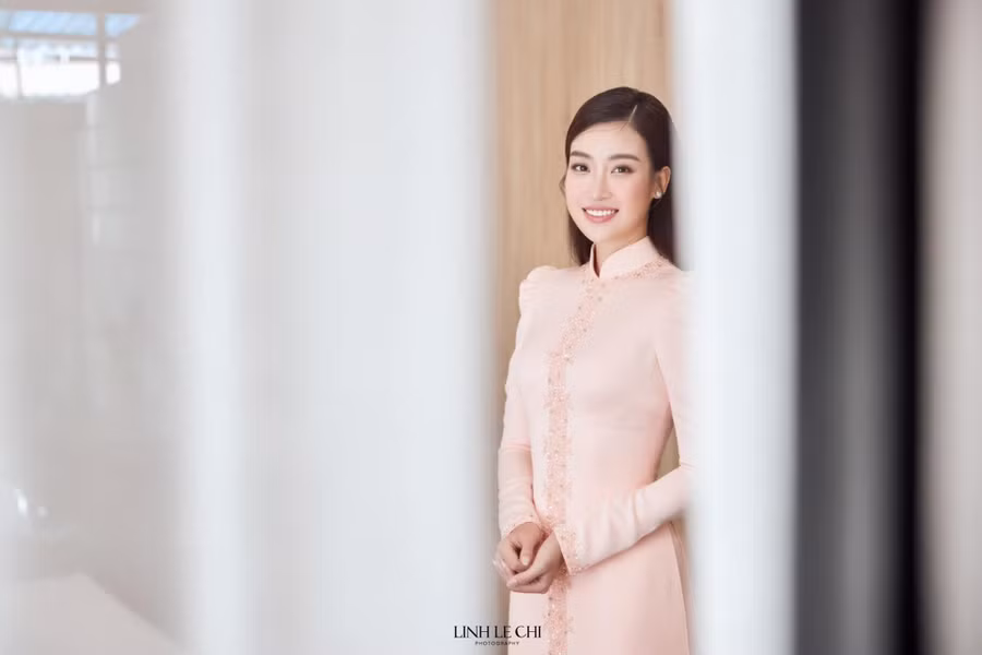 Sau lễ rước dâu, tiệc cưới của Đỗ Mỹ Linh và bạn trai tổ chức ở Hà Nội vào chiều cùng ngày.