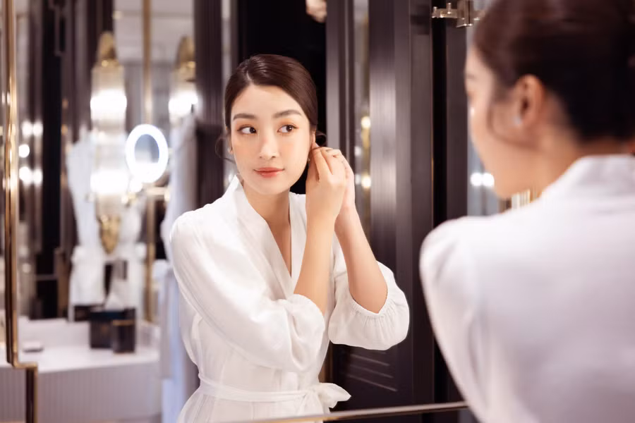 Đỗ Mỹ Linh sinh năm 1996, là cựu sinh viên Đại học Ngoại thương Hà Nội. Cô cao 1,71 m, số đo hình thể là 87-61-94 cm.