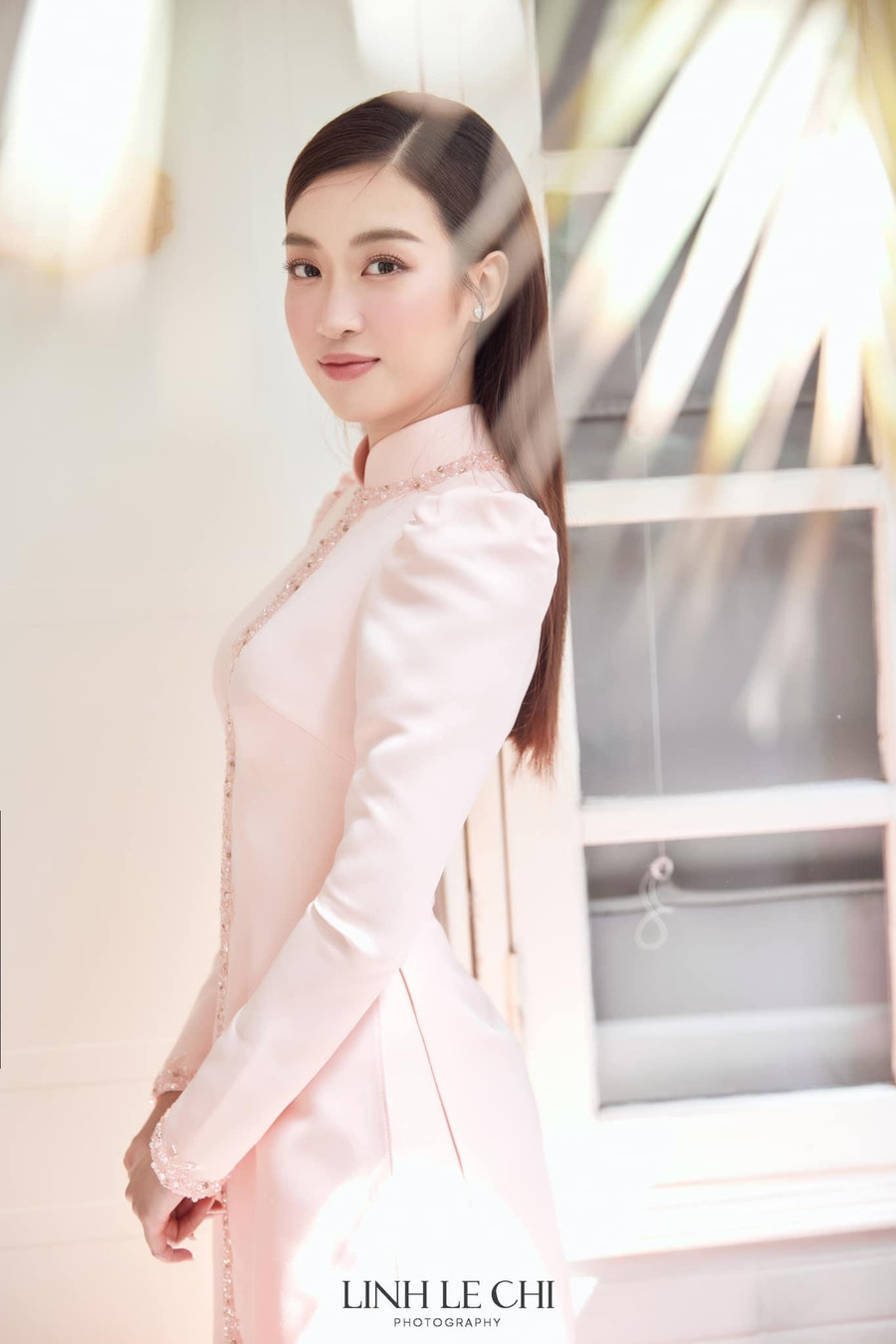 Người thân hai bên gia đình, đối tác và bạn bè thân thiết có mặt để chúc mừng hạnh phúc đôi uyên ương.