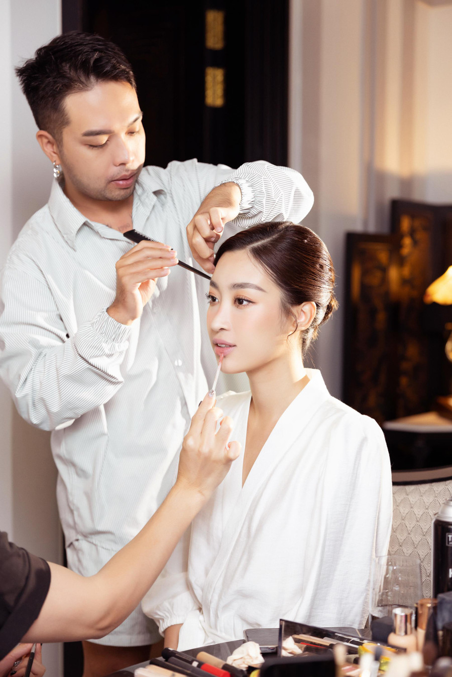 Vẻ đẹp hoàn hảo của cô dâu phố cổ Hà Nội luôn nhận được nhiều lời khen có cánh từ người hâm mộ. Vẻ đẹp hoàn hảo của cô dâu phố cổ Hà Nội luôn nhận được nhiều lời khen có cánh từ người hâm mộ.