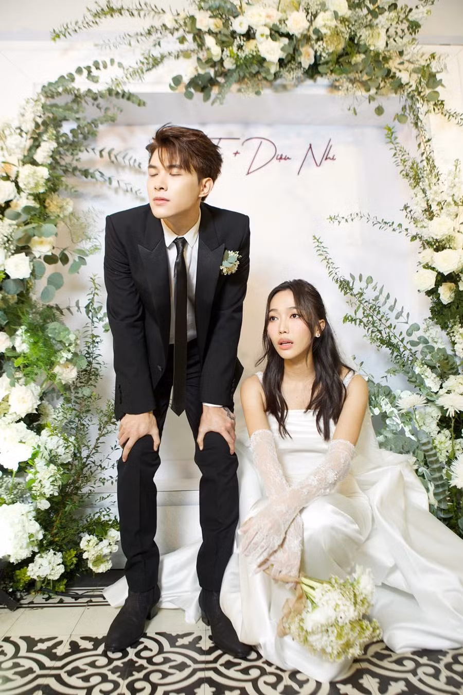 Trong khung hình dễ dàng nhận thấy vợ chồng nữ diễn viên đều vô cùng mệt mỏi.