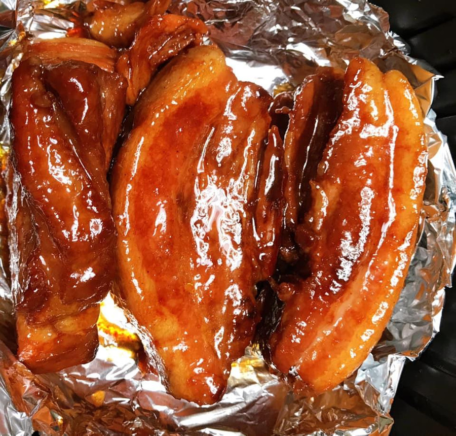 Thịt lúc vừa rim xong chuẩn bị nướng.Trong quá trình nướng, mọi người càng chịu khó canh, phết sốt nhiều lần thì thịt càng ngấm gia vị ngon hơn, màu đều hơn, hấp dẫn hơn. Thịt lúc vừa rim xong chuẩn bị nướng.Trong quá trình nướng, mọi người càng chịu khó canh, phết sốt nhiều lần thì thịt càng ngấm gia vị ngon hơn, màu đều hơn, hấp dẫn hơn.