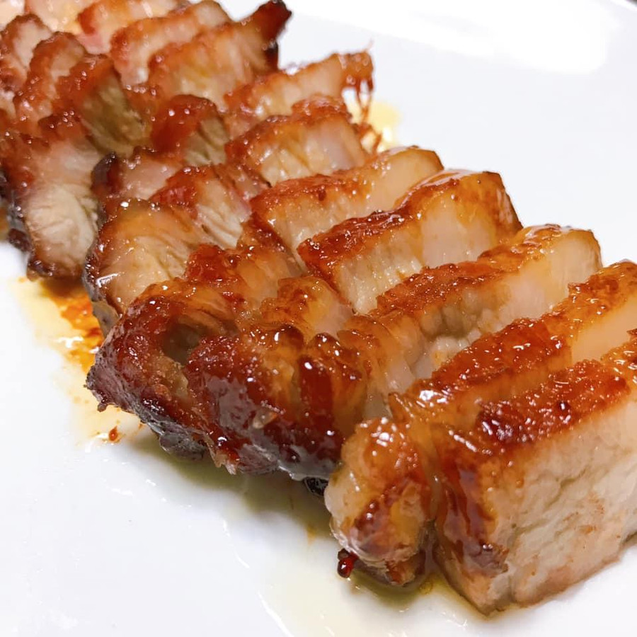 Để thái thịt xá xíu mỏng đều, Mọi người để thịt vào tủ mát qua đêm cho thịt săn cứng lại. Sau đó kẹp vào bánh mì, nướng sơ lại, bỏ ra thêm sốt, dưa góp, rau mùi, dưa chuột... cùng tương ớt và maiyone thì ngon chẳng kém nhà hàng. Để thái thịt xá xíu mỏng đều, Mọi người để thịt vào tủ mát qua đêm cho thịt săn cứng lại. Sau đó kẹp vào bánh mì, nướng sơ lại, bỏ ra thêm sốt, dưa góp, rau mùi, dưa chuột... cùng tương ớt và maiyone thì ngon chẳng kém nhà hàng.