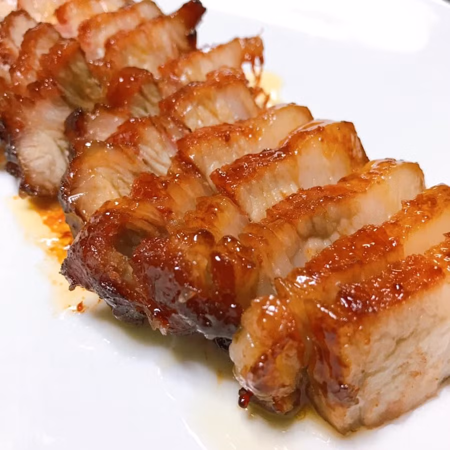 Để thái thịt xá xíu mỏng đều, Mọi người để thịt vào tủ mát qua đêm cho thịt săn cứng lại. Sau đó kẹp vào bánh mì, nướng sơ lại, bỏ ra thêm sốt, dưa góp, rau mùi, dưa chuột... cùng tương ớt và maiyone thì ngon chẳng kém nhà hàng.