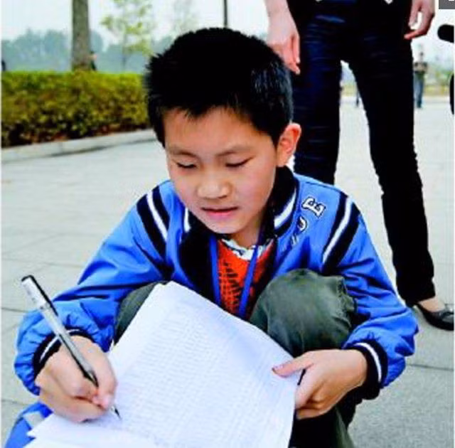 con 7 tuoi moi hoc tieu hoc, di duoc 3 ngay giao vien khong nhan vi ly do bat ngo - 4