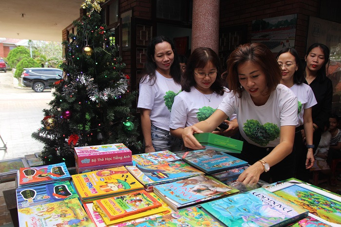 Nhiều phần quà như sách, truyện… được gửi tặng đến các em nhỏ.