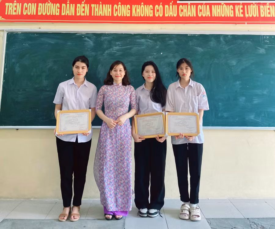 Nữ sinh Trần Ngọc Đan Thanh (thứ 2 từ phải sang) cùng cô giáo Nguyễn Thị Lương và các bạn trong đội tuyển HSG Ngữ văn Trường THPT Nghĩa Minh (Nghĩa Hưng, Nam Định). 