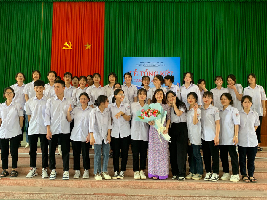 Tập thể lớp 12A4 của cô giáo chủ nhiệm Nguyễn Thị Lương năm học 2022-2023. Tập thể lớp 12A4 của cô giáo chủ nhiệm Nguyễn Thị Lương năm học 2022-2023.