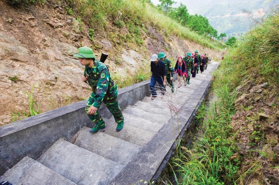 Người dân phối hợp cùng Bộ đội Biên phòng đi kiểm tra rừng.