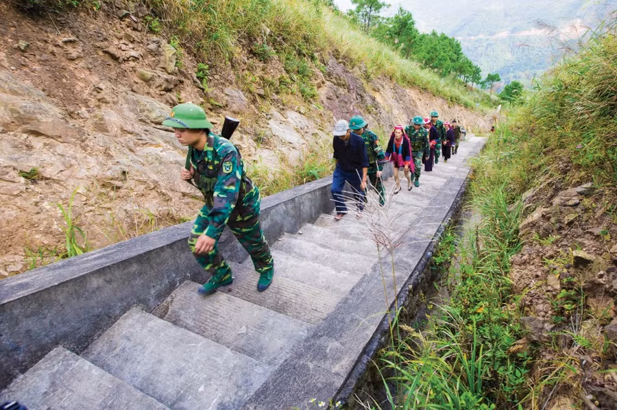 Người dân phối hợp cùng Bộ đội Biên phòng đi kiểm tra rừng.