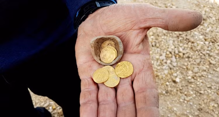 Các nhà khảo cổ Israel đã tìm thấy 7 đồng tiền vàng cất trong một chiếc bình đất sét đã vỡ tại Yavne. Ảnh: worldisraelnews.com
