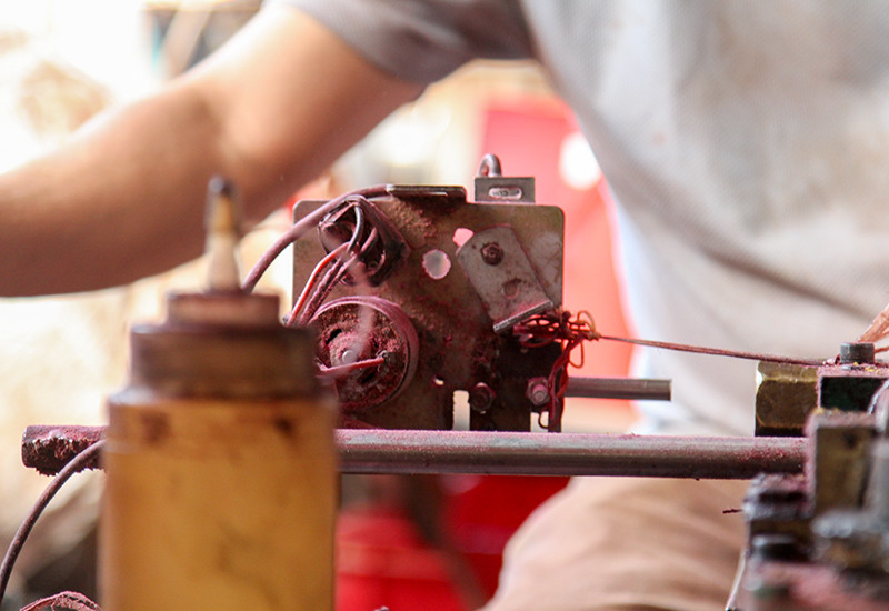 Việc dùng máy giúp người làm nhang tiết kiệm rất nhiều sức lao động