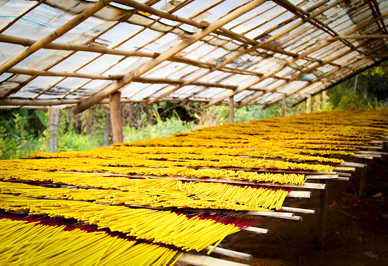 Sau khi nhập tăm tre, người làm nhang sẽ phơi khô, tăm nhang phơi khô thành bó, nở ra như những bông hoa ven hai bên đường tại xã.