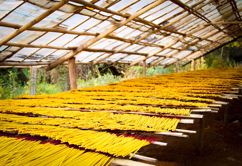 Sau khi nhập tăm tre, người làm nhang sẽ phơi khô, tăm nhang phơi khô thành bó, nở ra như những bông hoa ven hai bên đường tại xã.