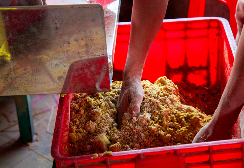 Bột nhang sẽ được pha cùng keo để tạo độ kết dính vào tăm nhang