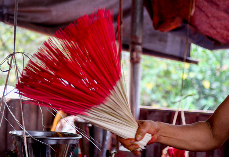 Trước khi đưa tăm nhang vào máy, người làm nhang sẽ lắc thật mạnh bó tăm, những chiếc tăm gãy sẽ rơi ra khỏi bó.