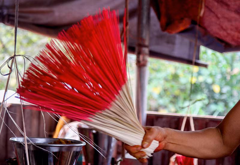 Trước khi đưa tăm nhang vào máy, người làm nhang sẽ lắc thật mạnh bó tăm, những chiếc tăm gãy sẽ rơi ra khỏi bó.