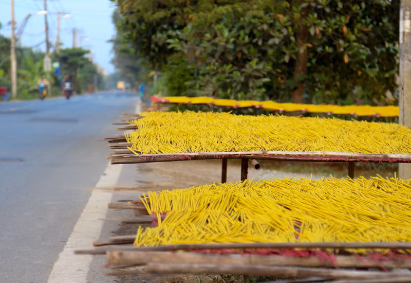 Nhang được người dân phơi hai bên đường, tỏa hương thơm, làm nhiều người khi đi qua đều phải ngoảnh lại nhìn.