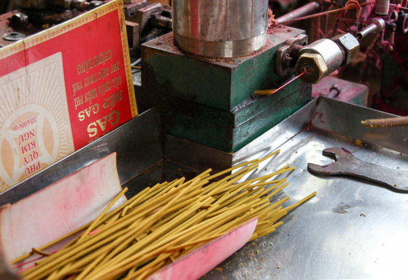 Nhang được ép khuôn từ máy sẽ đều và trong đẹp mắt hơn làm theo cách truyền thống