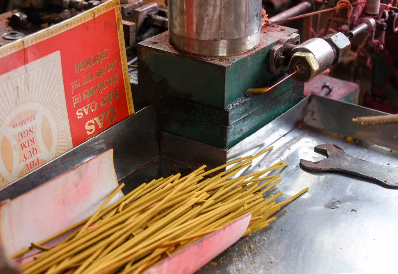 Nhang được ép khuôn từ máy sẽ đều và trong đẹp mắt hơn làm theo cách truyền thống