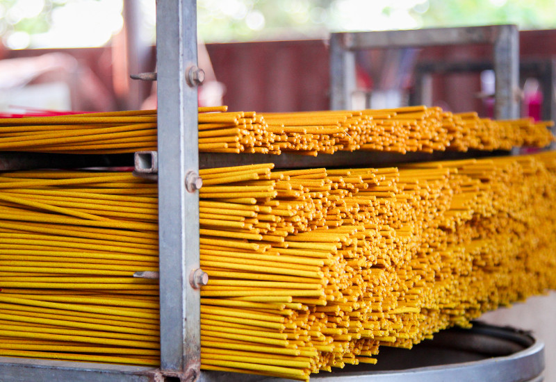 Những tăm nhang thành phẩm sẽ được xếp gọn gàng chưa khi đưa vào máy sấy