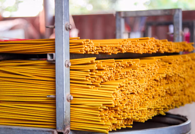 Những tăm nhang thành phẩm sẽ được xếp gọn gàng chưa khi đưa vào máy sấy