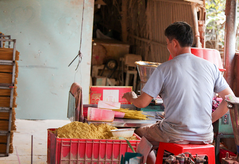 Mỗi người thợ đứng máy, một ngày có thể cho ra hơn 10.000 tăm nhang