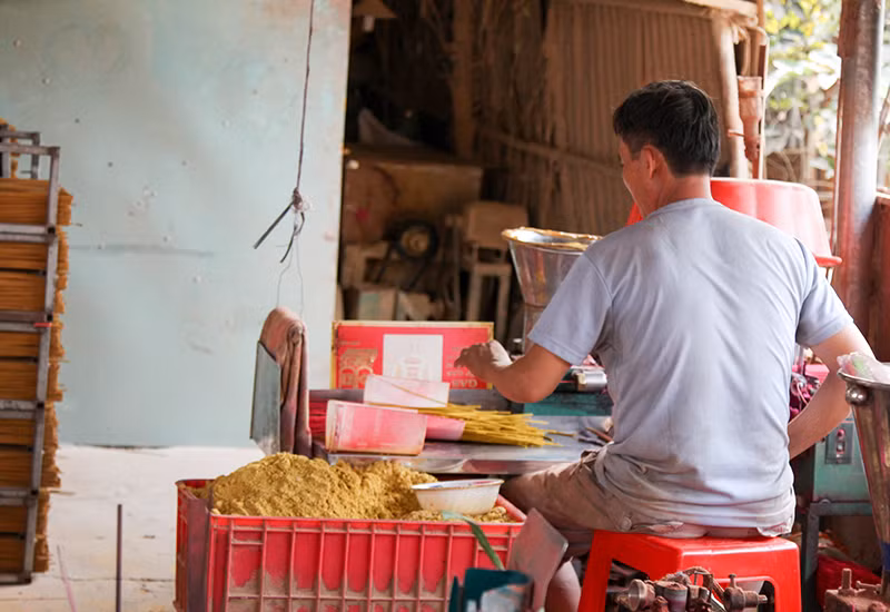 Mỗi người thợ đứng máy, một ngày có thể cho ra hơn 10.000 tăm nhang