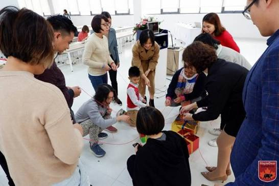 Phụ huynh tham gia một số hoạt động STEM tại Hội thảo. Phụ huynh tham gia một số hoạt động STEM tại Hội thảo.