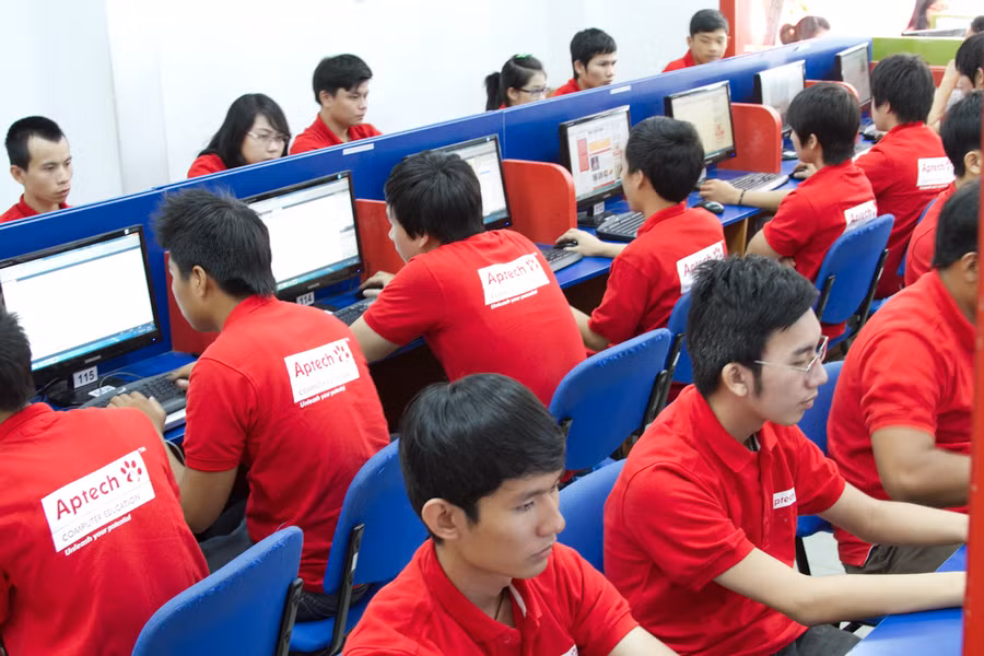 Nhiều bạn trẻ học 2 hệ để vững kiến thức tiếp cận nghề
