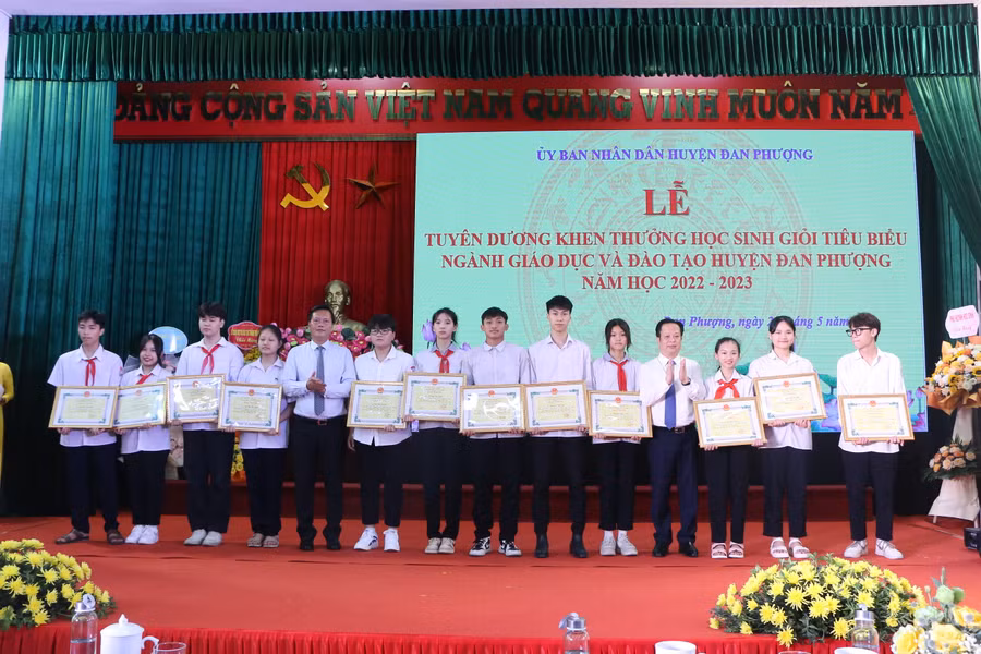 Giám đốc Sở GD&ĐT Hà Nội Trần Thế Cương (thứ 5 từ phải sang) cùng lãnh đạo Huyện ủy Đan Phượng trao thưởng cho các em học sinh tiêu biểu năm học 2022-2023.
