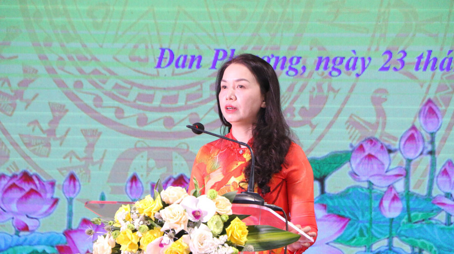 Nhà giáo Bùi Thị Thu Hằng - Trưởng Phòng GD&ĐT Đan Phượng nêu một số kết quả nổi bật của ngành Giáo dục Đan Phượng trong năm học 2022-2023. Nhà giáo Bùi Thị Thu Hằng - Trưởng Phòng GD&ĐT Đan Phượng nêu một số kết quả nổi bật của ngành Giáo dục Đan Phượng trong năm học 2022-2023.