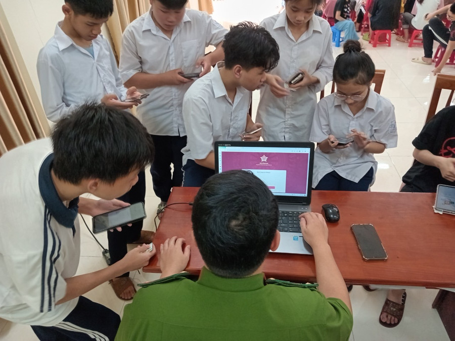 Các em học sinh Trường THCS Phú Mãn được lực lượng Công an hỗ trợ kích hoạt tài khoản định danh điện tử. Các em học sinh Trường THCS Phú Mãn được lực lượng Công an hỗ trợ kích hoạt tài khoản định danh điện tử.