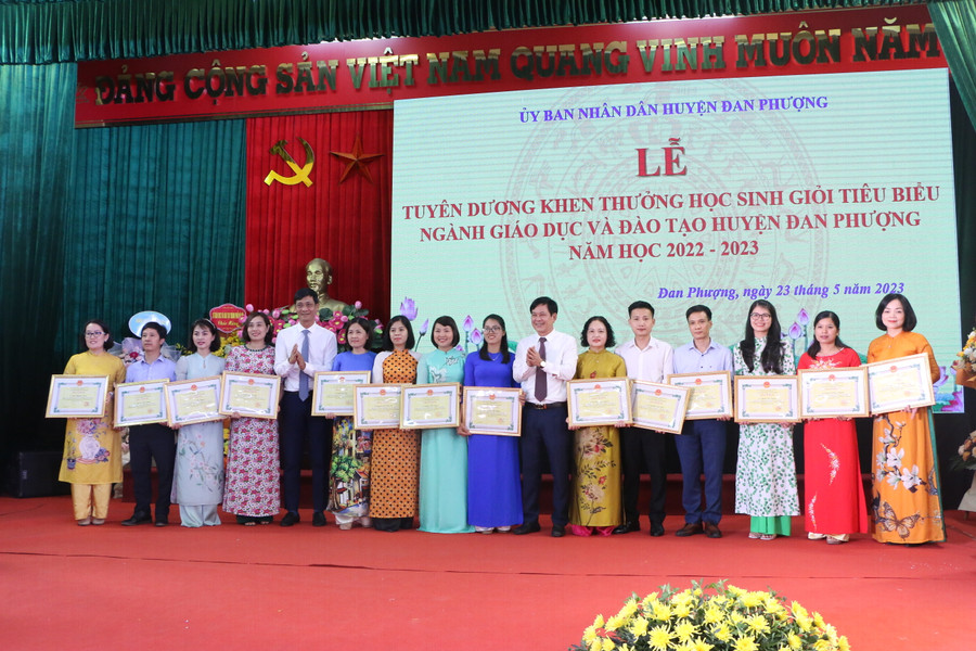 Các giáo viên tiêu biểu được khen thưởng tại buổi lễ. Các giáo viên tiêu biểu được khen thưởng tại buổi lễ.