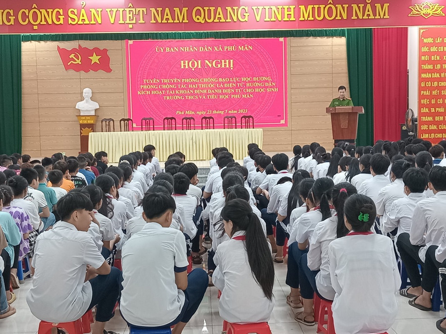 Hội nghị tuyên truyền thu hút hàng trăm học sinh tham gia. Hội nghị tuyên truyền thu hút hàng trăm học sinh tham gia.