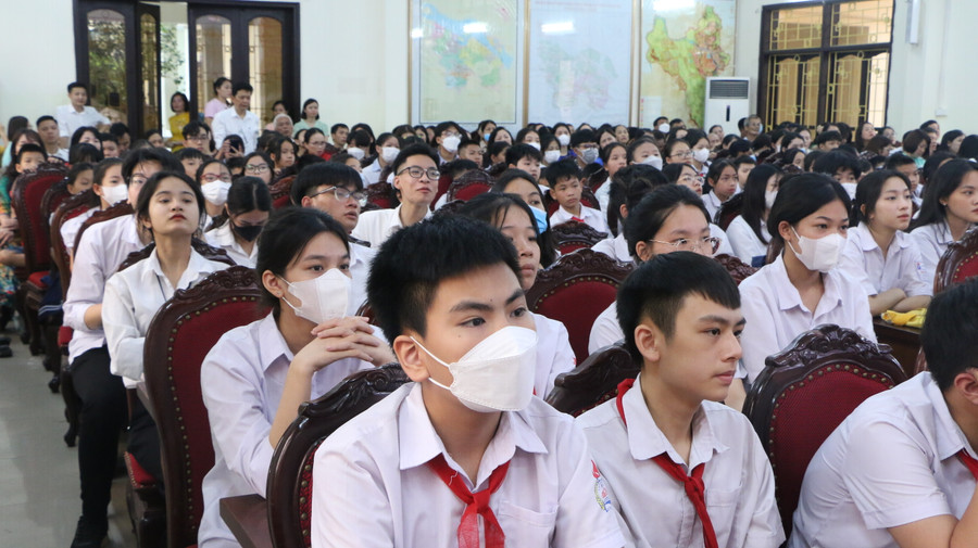 Có tổng số 151 lượt học sinh tiêu biểu của huyện Đan Phượng được khen thưởng đợt này. Có tổng số 151 lượt học sinh tiêu biểu của huyện Đan Phượng được khen thưởng đợt này.