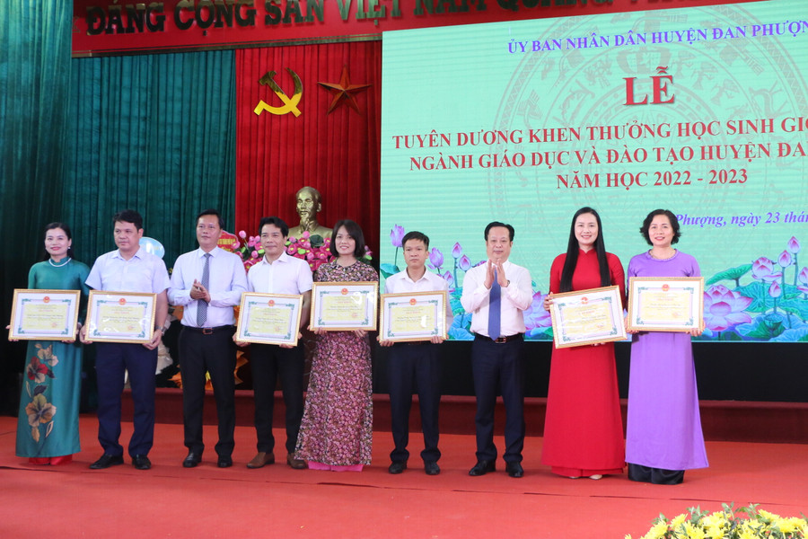 Lãnh đạo Sở GD&ĐT Hà Nội và huyện Đan Phượng khen thưởng các nhà trường có đóng góp trong công tác bồi dưỡng học sinh giỏi trong năm học vừa qua. Lãnh đạo Sở GD&ĐT Hà Nội và huyện Đan Phượng khen thưởng các nhà trường có đóng góp trong công tác bồi dưỡng học sinh giỏi trong năm học vừa qua.