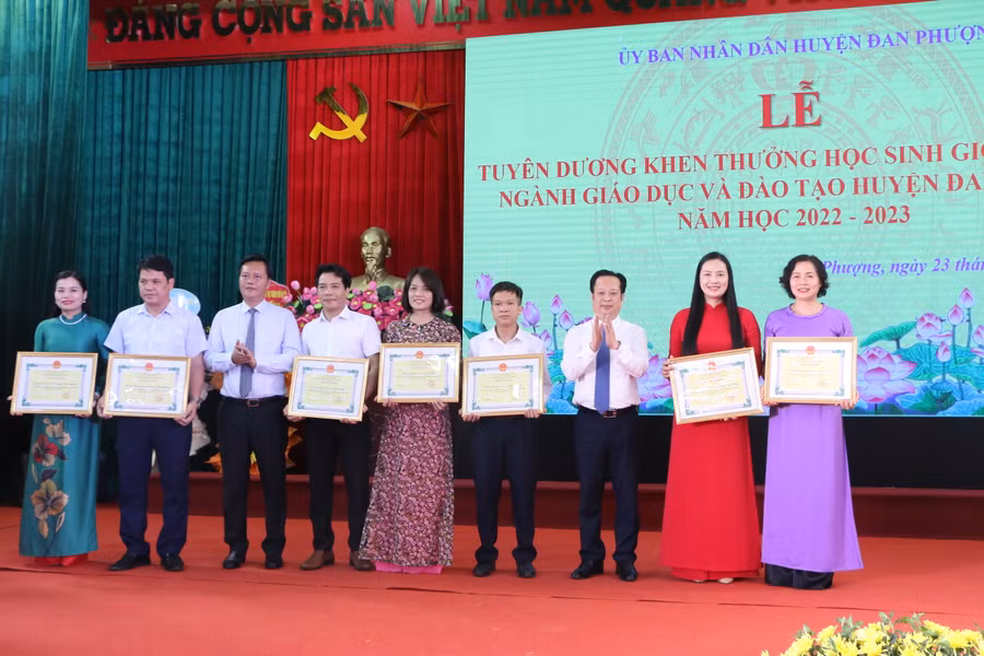 Lãnh đạo Sở GD&amp;ĐT Hà Nội và huyện Đan Phượng khen thưởng các nhà trường có đóng góp trong công tác bồi dưỡng học sinh giỏi trong năm học vừa qua.