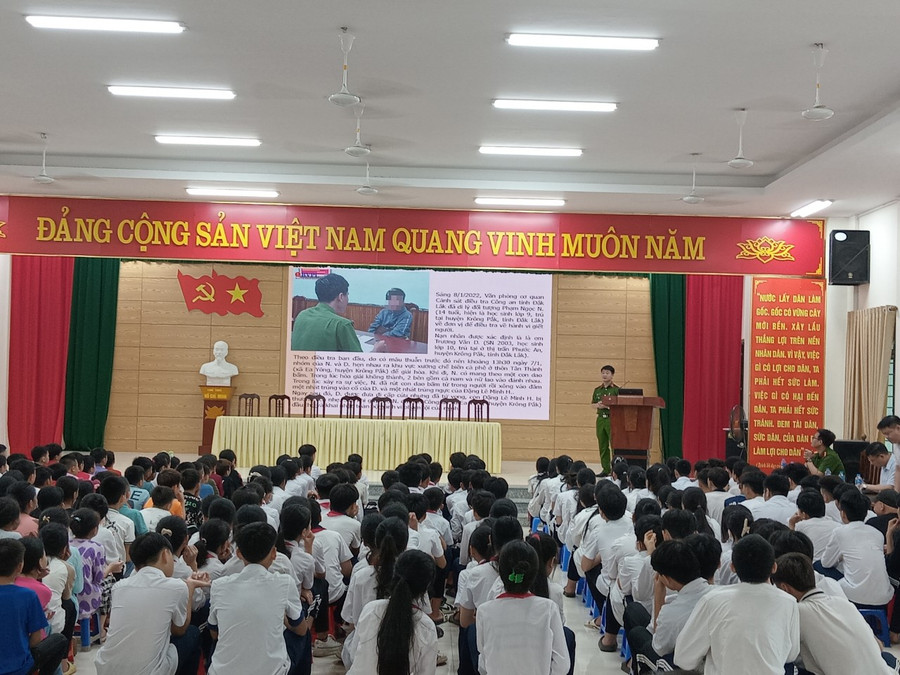 Thiếu tá Cao Hoàng Nam - Giảng viên Trường Cao đẳng Cảnh sát nhân dân 1 - Bộ Công an chia sẻ về hệ lụy của bạo lực học đường. Thiếu tá Cao Hoàng Nam - Giảng viên Trường Cao đẳng Cảnh sát nhân dân 1 - Bộ Công an chia sẻ về hệ lụy của bạo lực học đường.