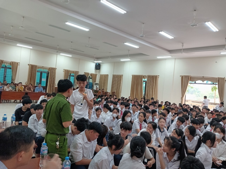 Các em học sinh đặt câu hỏi liên quan đến tác hại thuốc lá điện tử và bạo lực học đường cho các chú Công an. Các em học sinh đặt câu hỏi liên quan đến tác hại thuốc lá điện tử và bạo lực học đường cho các chú Công an.